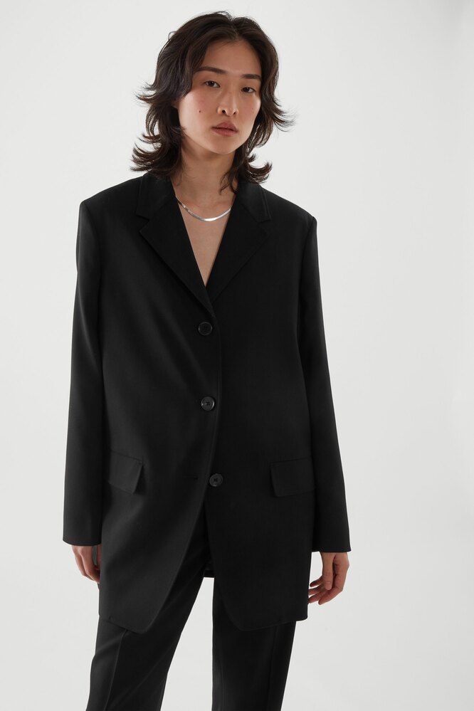 Черный пиджак COS, 14990 руб.