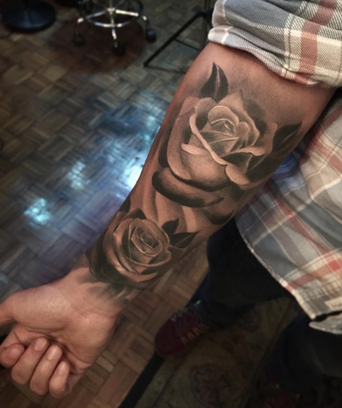 Тату розы на руке мужские