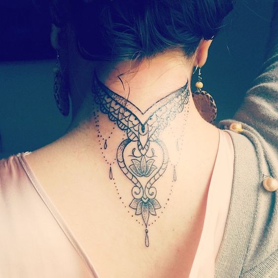 Татуировки для девушки на шее: 100 лучших идеи на фото