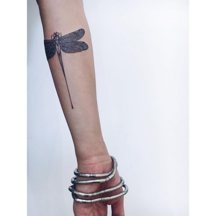 женская татуировка стрекоза