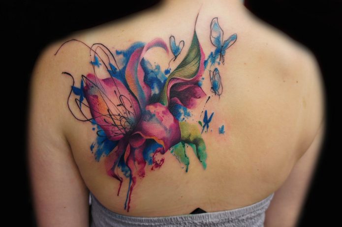 акварельная абстракция цветы на спине тату