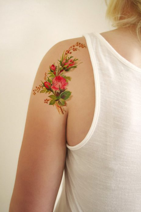 татуировка на плече цветы