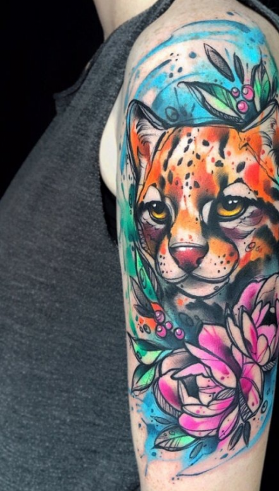 большая татуировка во всю плечо дикая кошка в цветах