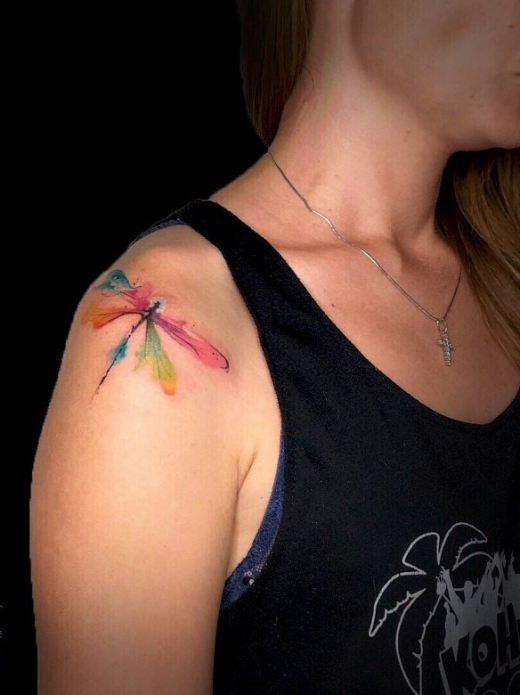 маленькая тату на плече стрекоза, акварельные татуировки