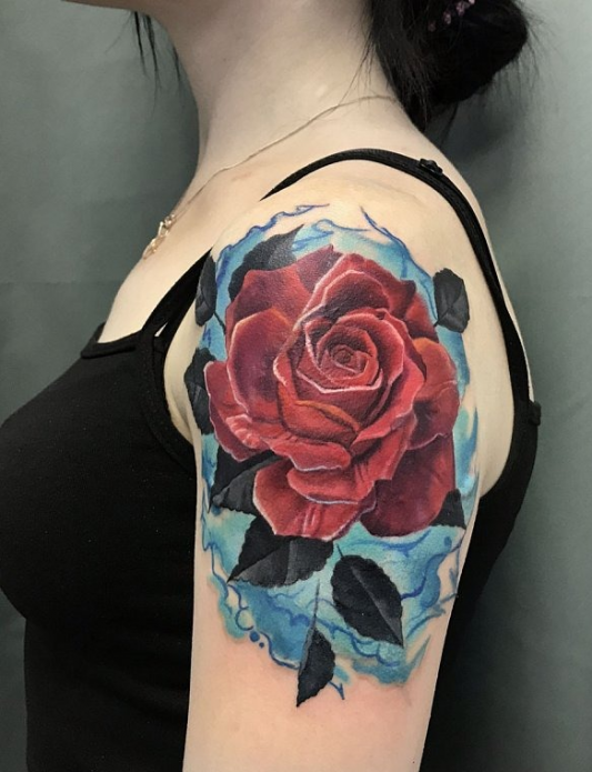 роза в стиле реализм на плече, женская татуировка