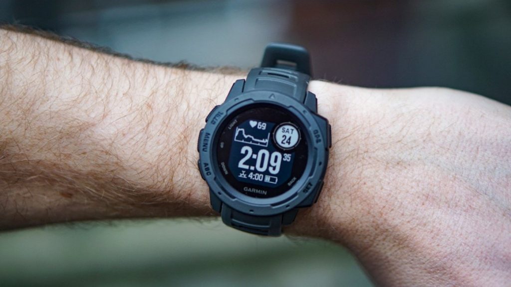 Смарт-часы Garmin Instinct в рейтинге лучших умных часов для мужчин Fitnessbit.ru