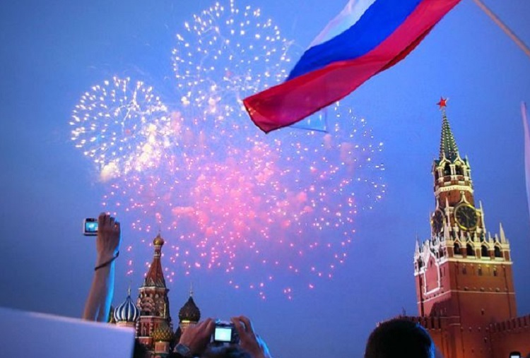 Салюты, Кремль и флаг
