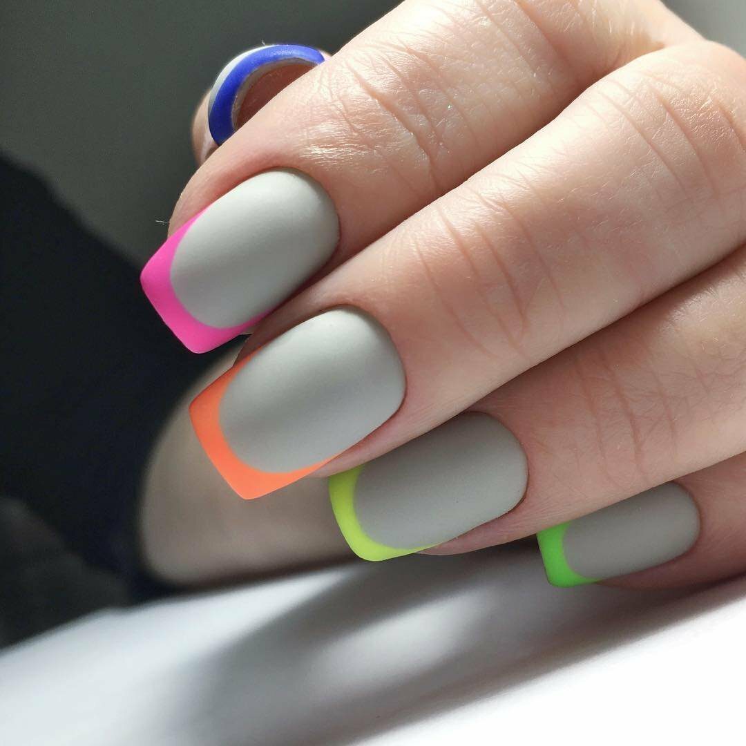 Летний маникюр квадратные ногти. Разноцветные ногти. Маникюр разноцветный френч. Французский маникюр цветной. Разноцветные матовые ногти.