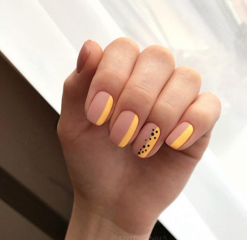 Желтая полоска на ногтях